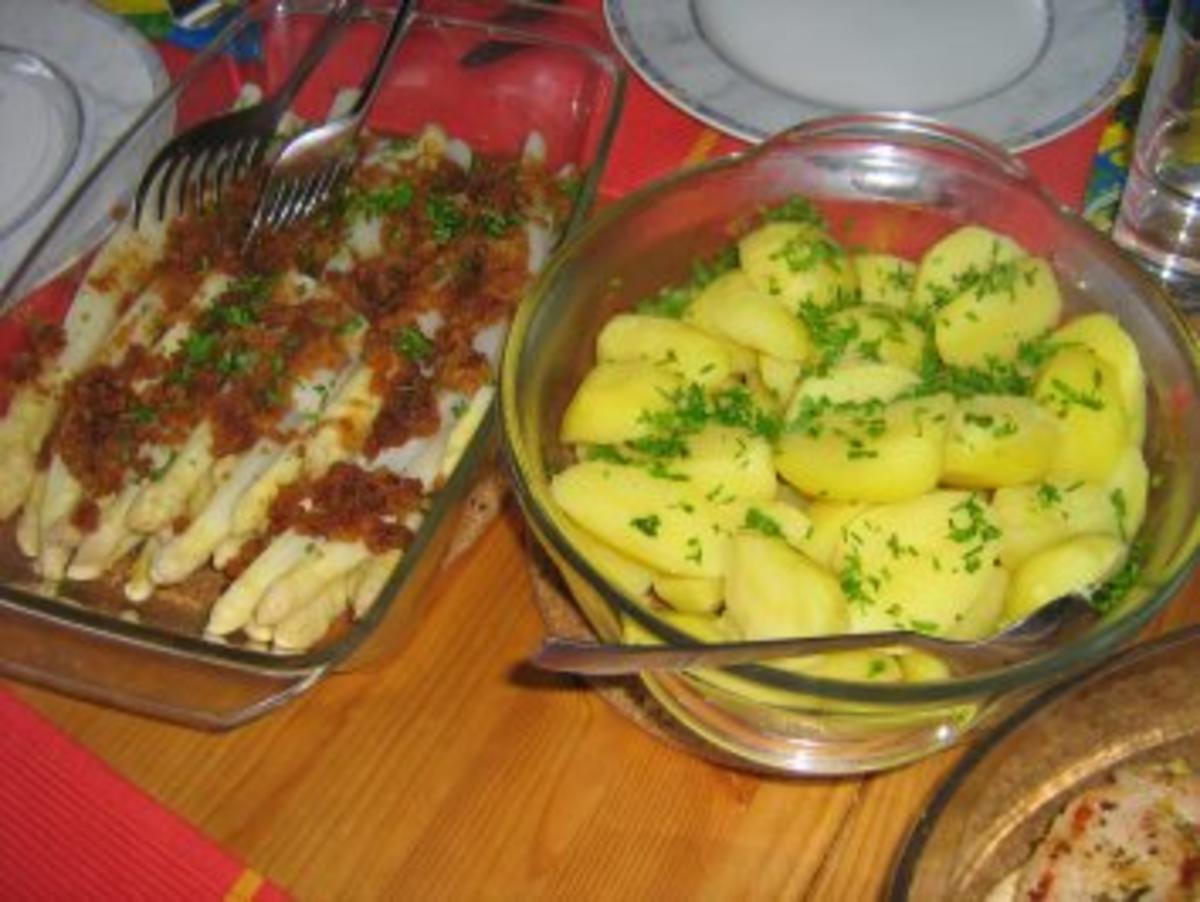 Spargel unter gerösteten Semmelbröseln an Kartoffeln mit 2-erlei Fleisch vom Grill - Rezept - Bild Nr. 2