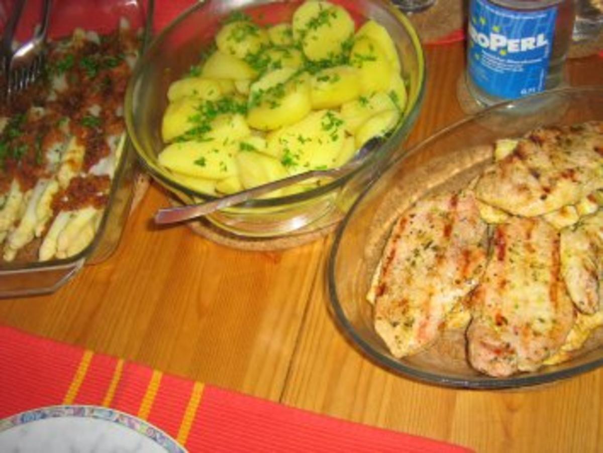Bilder für Spargel unter gerösteten Semmelbröseln an Kartoffeln mit 2-erlei Fleisch vom Grill - Rezept