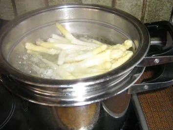 Spargel unter gerösteten Semmelbröseln an Kartoffeln mit 2-erlei Fleisch vom Grill - Rezept - Bild Nr. 4