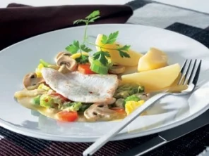 Fischfilet auf Gemüsebett mit Salzkartoffeln - Rezept
