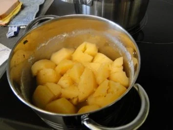 Rezept: Gefüllter Leberkäse mit Stampfkartoffeln und Sauerkraut Bild Nr. 6 Gefüllter Leberkäse mit Stampfkartoffeln und Sauerkraut - Rezept - Bild Nr. 6