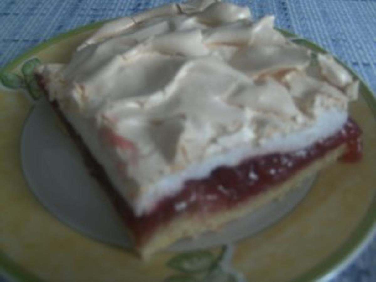 Rharbarber-Kirsch-Kuchen mit Baiser-Decke - Rezept - kochbar.de