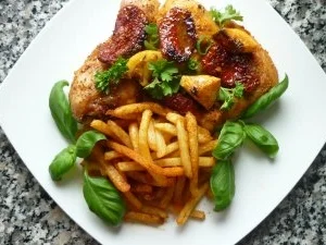 Rezept: Scharfes Grappahähnchen mit Paprika-Pommes Scharfes Grappahähnchen mit Paprika-Pommes - Rezept