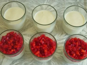 Holunder-Buttermilchmousse mit Erdbeeren - Rezept - Bild Nr. 2
