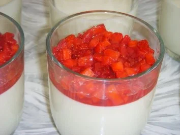 Holunder-Buttermilchmousse mit Erdbeeren - Rezept - Bild Nr. 3