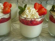Holunder-Buttermilchmousse mit Erdbeeren - Rezept