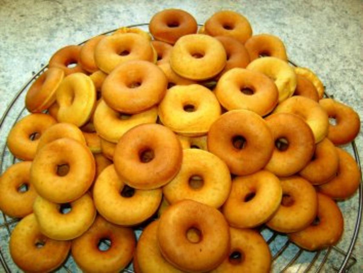 Mini-Donuts mit Schokoladen-Glasur - Rezept - kochbar.de