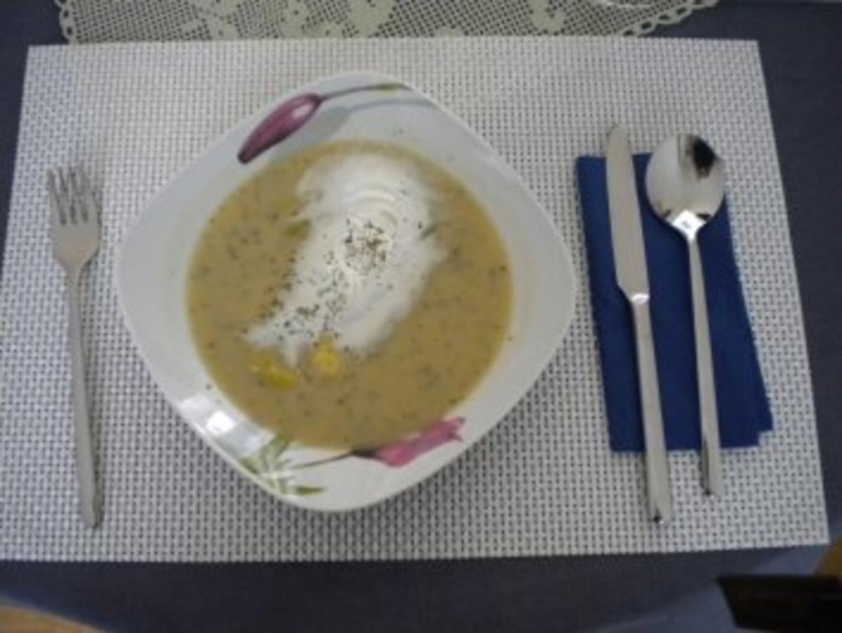 Bilder für Muttertagsmenue Spargelcremesuppe, Salat, Kalbsrahmschitzel mit Breitnudeln, Erbsen, Karrotten und zum Dessert frische Erdbeeren mit Ra Rezept