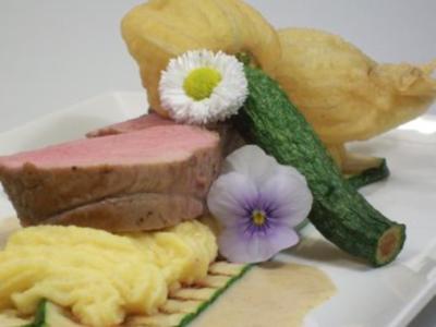 Rezept: Kalbsfilet auf cremiger Trüffelpolenta zu frittierten Zucchiniblüten an Morchelschaum Kalbsfilet auf cremiger Trüffelpolenta zu frittierten Zucchiniblüten an Morchelschaum - Rezept