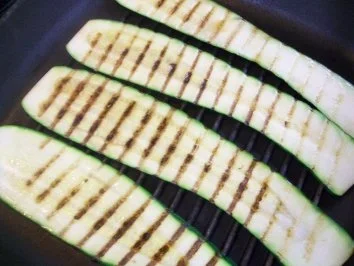 Kalbsfilet auf cremiger Trüffelpolenta zu frittierten Zucchiniblüten an Morchelschaum - Rezept - Bild Nr. 2