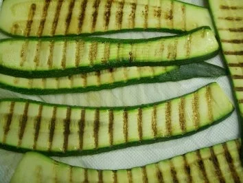 Kalbsfilet auf cremiger Trüffelpolenta zu frittierten Zucchiniblüten an Morchelschaum - Rezept - Bild Nr. 3