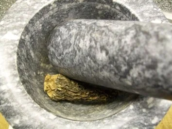 Kalbsfilet auf cremiger Trüffelpolenta zu frittierten Zucchiniblüten an Morchelschaum - Rezept - Bild Nr. 4