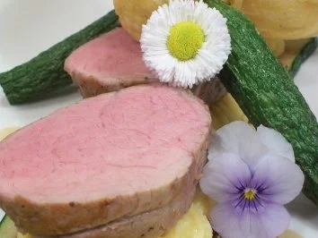 Kalbsfilet auf cremiger Trüffelpolenta zu frittierten Zucchiniblüten an Morchelschaum - Rezept - Bild Nr. 11
