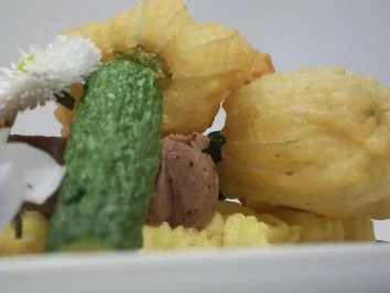 Kalbsfilet auf cremiger Trüffelpolenta zu frittierten Zucchiniblüten an Morchelschaum - Rezept - Bild Nr. 12