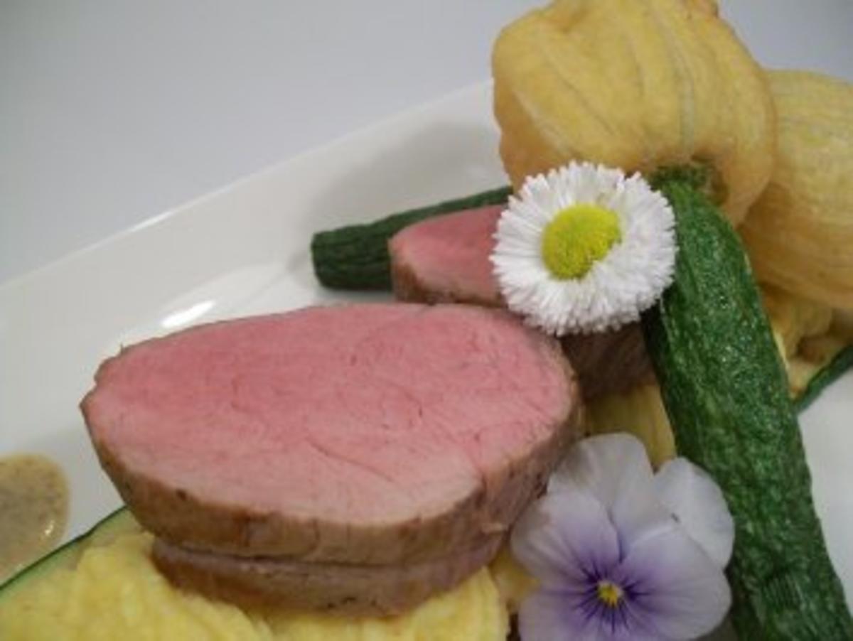 Kalbsfilet auf cremiger Trüffelpolenta zu frittierten Zucchiniblüten an Morchelschaum - Rezept - Bild Nr. 13