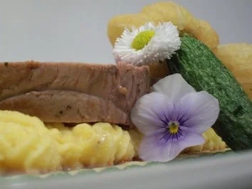 Kalbsfilet auf cremiger Trüffelpolenta zu frittierten Zucchiniblüten an Morchelschaum - Rezept - Bild Nr. 14