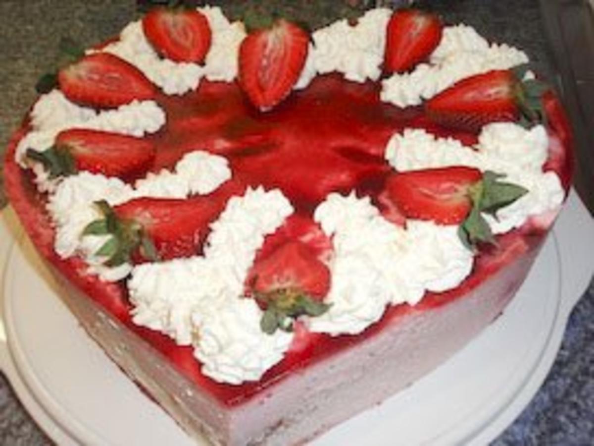 Torte: Erdbeer-Joghurt-Sahne-Herz - Rezept