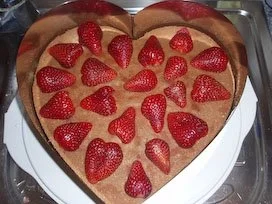 Rezept: Torte: Erdbeer-Joghurt-Sahne-Herz Bild Nr. 3 Torte: Erdbeer-Joghurt-Sahne-Herz - Rezept - Bild Nr. 3
