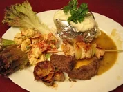 Lamm, Rind, Schwein und Pute an Backkartoffeln mit Alpenschnee auf Lollo Rosso - Rezept