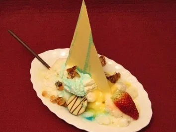 Zitronensorbet mit Eierlikör-Blue-Curacao-Soße und Sahne-Mandelsplitter-Haube - Rezept