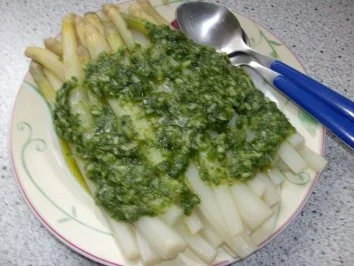 Spargel mit Kräuter-Nuss-Pesto - Rezept