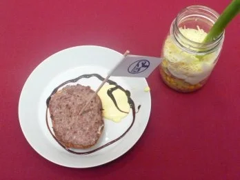 Schichtsalat und gegrillte Mettbrötchen - Wanne-Eickler Gedeck - Rezept - Bild Nr. 2