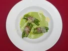 Spargel gebündelt in Bacon mit Parmesanspänen auf grüner Soße - Rezept - Bild Nr. 2