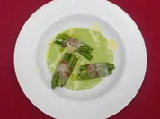 Spargel gebündelt in Bacon mit Parmesanspänen auf grüner Soße - Rezept - Bild Nr. 2