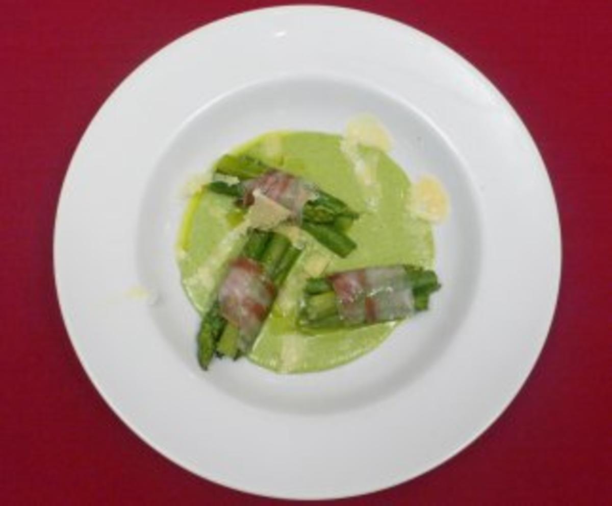 Bilder für Spargel gebündelt in Bacon mit Parmesanspänen auf grüner Soße - Rezept