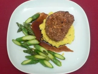 Rinderfilet mit Macadamia-Kruste, Grießflammeri und Spargel an Balsamicojus - Rezept - Bild Nr. 2