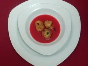 Weintraubenbeignets im Himbeersüppchen mit Pariser Veilchen - Rezept - Bild Nr. 2