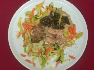 Schottisches Perlhuhn mit Morchelsoße auf Gemüse aus dem Wok - Rezept - Bild Nr. 2