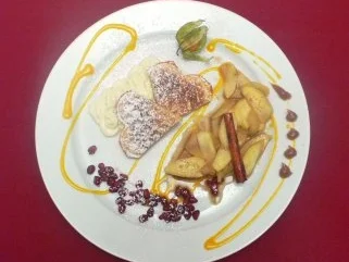 Waffelherzen mit Calvados-Vanille-Äpfeln auf Mascarpone-Wölkchen - Rezept - Bild Nr. 2