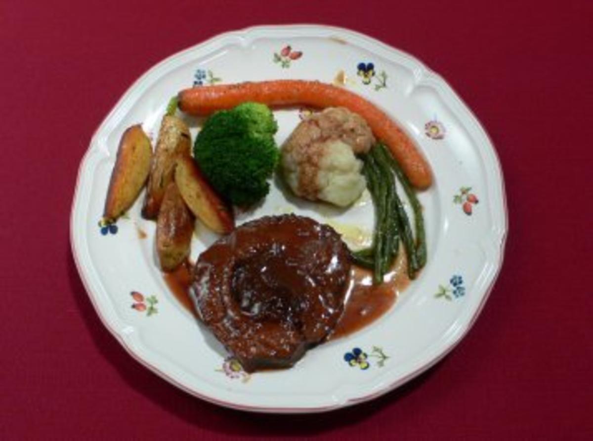 Gefüllte Rinderfleischtaschen mit Rotweinpflaumen an Kartoffeln und buntem Gartengemüse - Rezept - Bild Nr. 2
