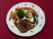 Gefüllte Rinderfleischtaschen mit Rotweinpflaumen an Kartoffeln und buntem Gartengemüse - Rezept - Bild Nr. 2