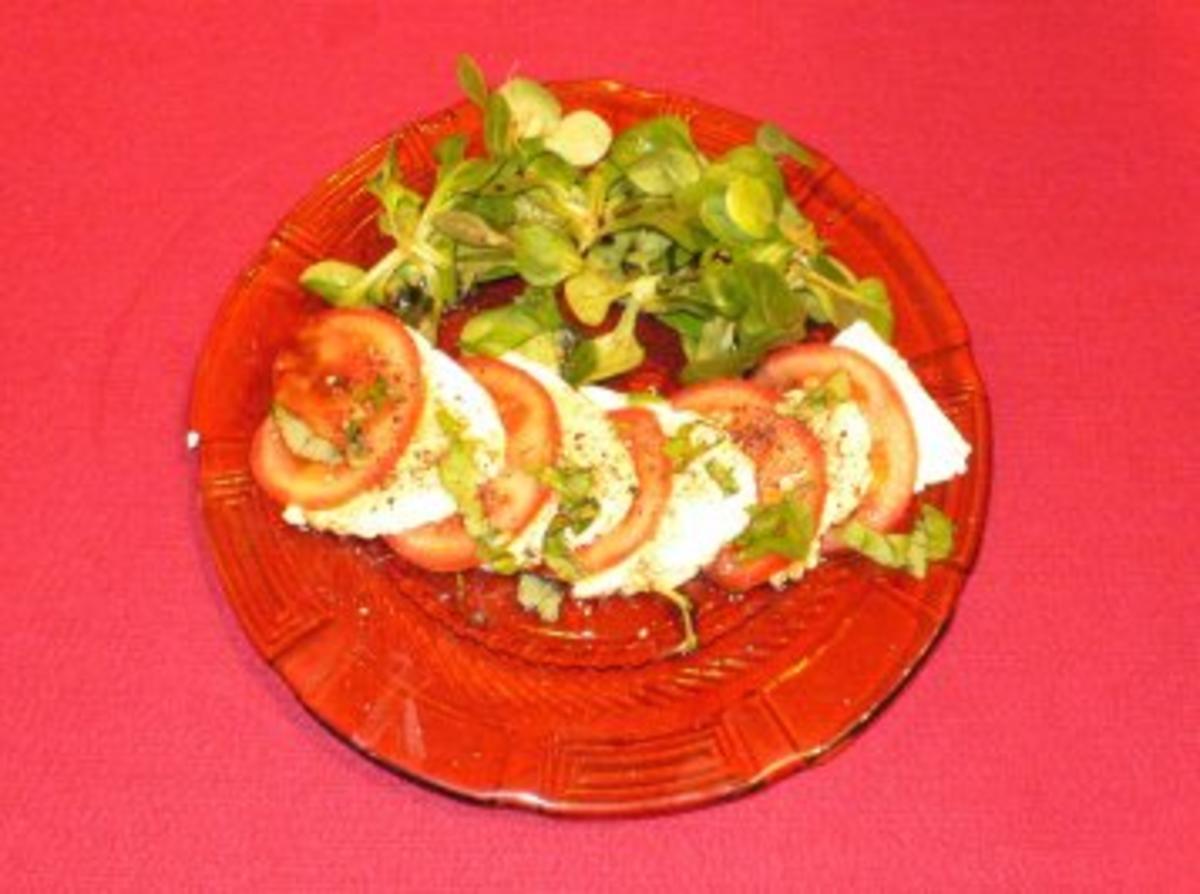 Bilder für Panir und Tomaten auf Feldsalat mit Balsamico-Olivenöl-Basilikum-Dressing - Rezept