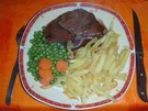 Rinderbraten, "ganz einfach " mit Pommes Frites und Erbsen und Karotten - Rezept