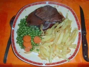Rinderbraten, "ganz einfach " mit Pommes Frites und Erbsen und Karotten - Rezept