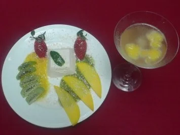 Blanc-manger von Kokosnuss auf Mango-Kiwi-Mark und Frappe Royal - Rezept - Bild Nr. 2