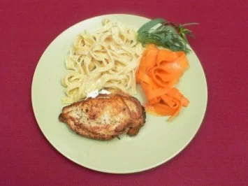 Rezept: Maishuhnbrust mit Estragon-Ricotta-Füllung auf einem Pappardelle-Nest Bild Nr. 2 Maishuhnbrust mit Estragon-Ricotta-Füllung auf einem Pappardelle-Nest - Rezept - Bild Nr. 2