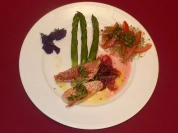 Vinaigrette von der Rotbarbe auf roter Zwiebelkonfitüre mit grünem Spargel - Rezept - Bild Nr. 2