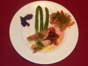 Vinaigrette von der Rotbarbe auf roter Zwiebelkonfitüre mit grünem Spargel - Rezept - Bild Nr. 2