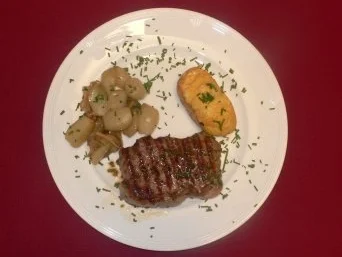 Zartes Novillosteak mit Schalotten in Pilz-Sahnesoße und Püree im Kartoffelnest - Rezept - Bild Nr. 2
