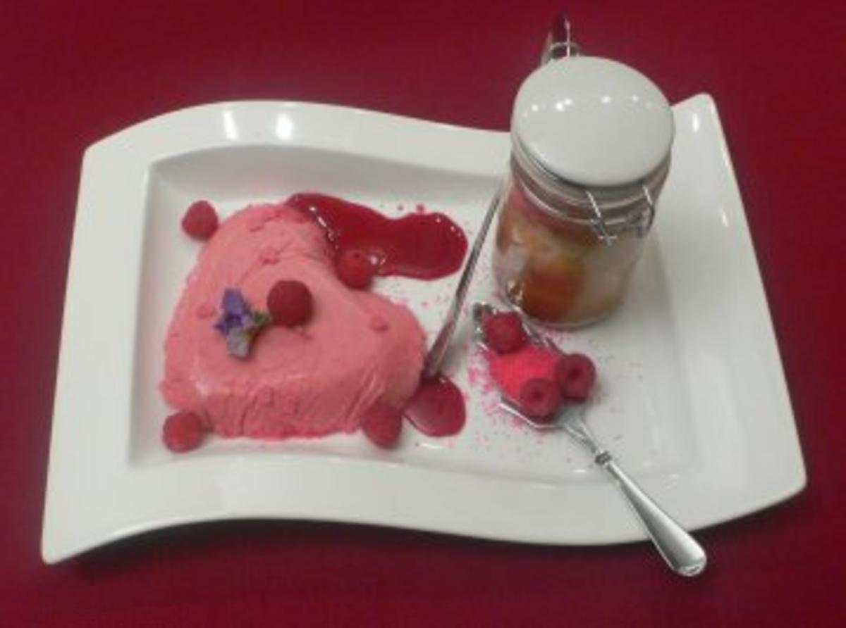 Kuchen im Glas mit Cassissoße und pinken Blüten - Rezept - Bild Nr. 2