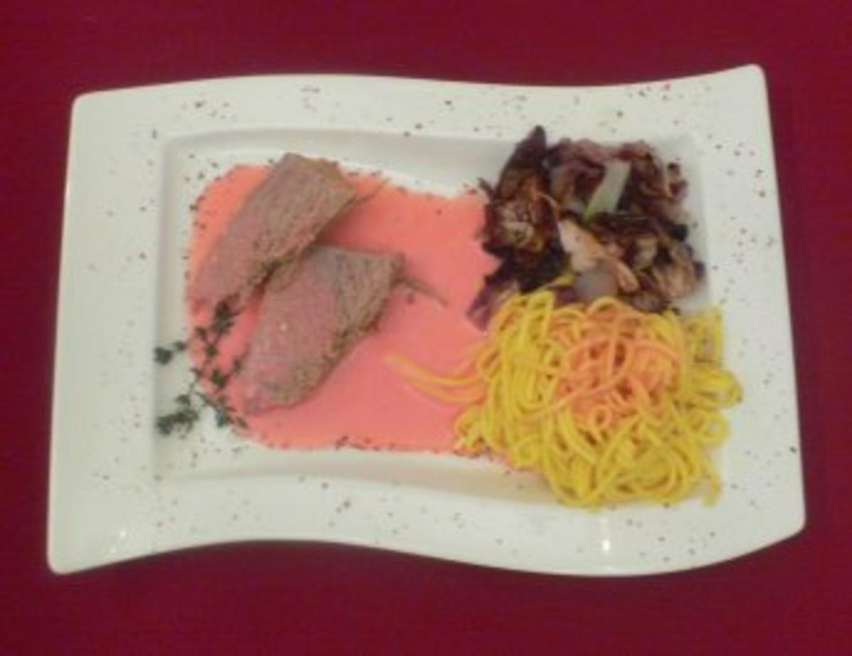 Bilder für Kalbsbraten in pinker Milchsoße mit gebratenem Radicchio und Tagliatelle - Rezept