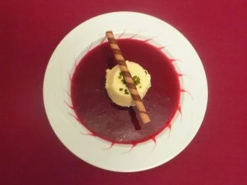 Rezept: Pochierter Apfel gefüllt mit Bayerischer Creme und Himbeermousse Bild Nr. 2 Pochierter Apfel gefüllt mit Bayerischer Creme und Himbeermousse - Rezept - Bild Nr. 2