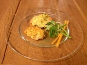 Mais-Lachs- und Pastinaken-Hähnchen-Taler - Duett an Minzvinaigrette - Rezept