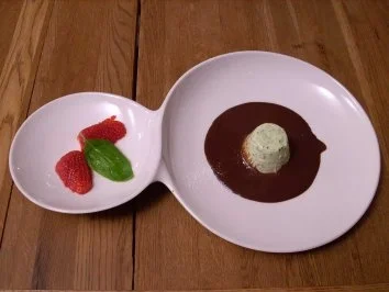 Basilikum-Limonen-Mousse an Schoko-Balsamico-Soße und Erdbeeren - Rezept