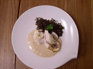 Rezept: Hähnchen-Rolls in Erdnusssoße an Wildreis Hähnchen-Rolls in Erdnusssoße an Wildreis - Rezept