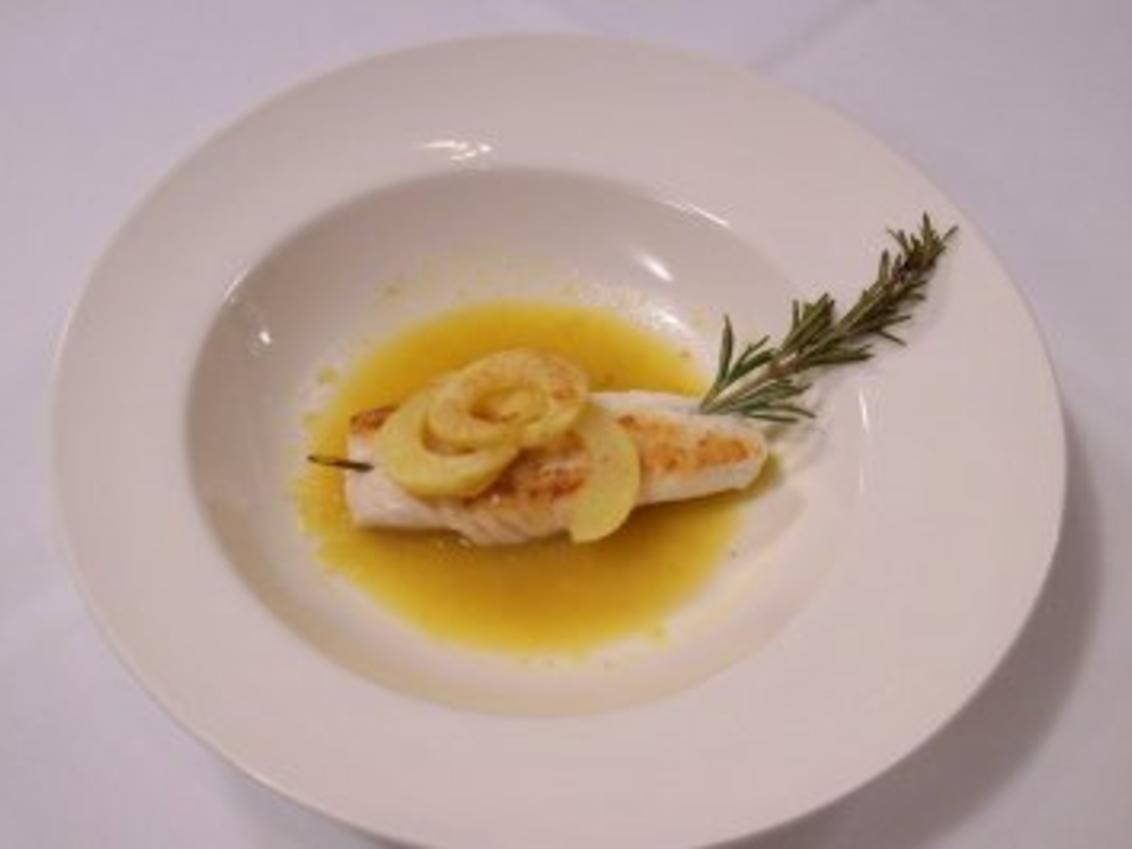 Saint-Pierre-Fisch mit Rosmarinspieß an Zitronen-Knoblauch-Sud - Rezept ...